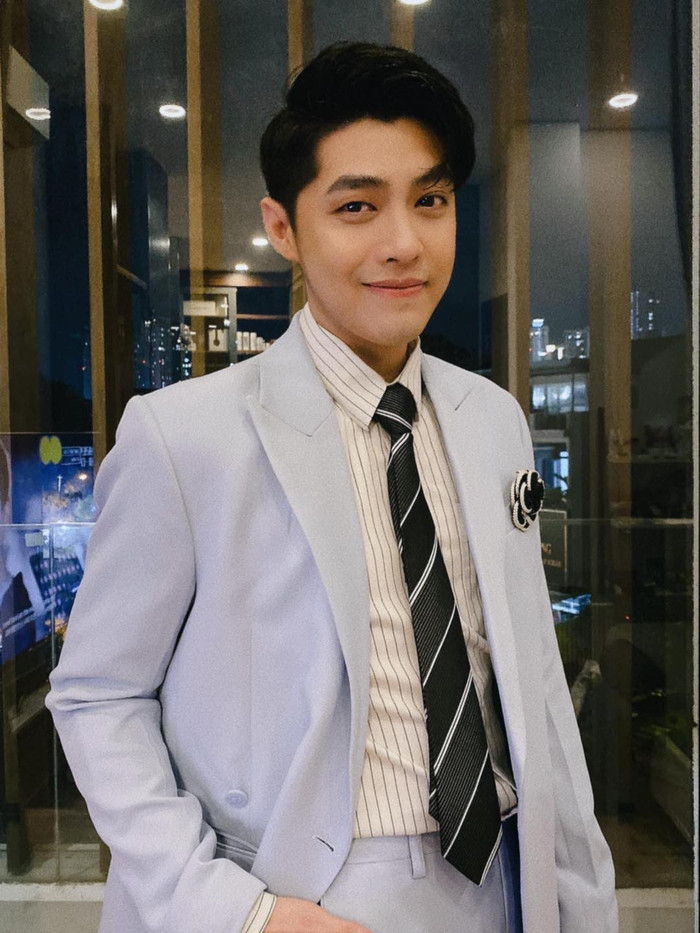 Nam ca sĩ từng vướng vào tin đồn hẹn hò với hoa hậu Mai Phương Thúy, tuy nhiên cho tới thời điểm hiện tại anh vẫn lựa chọn cách im lặng