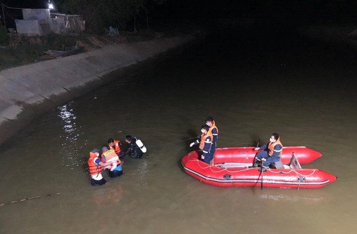 Lực lượng chức năng dùng xuồng cao su và thợ lặn tìm kiếm nạn nhân xuyên đêm. Ảnh: Lam Sơn/VnExpress