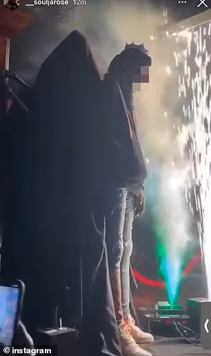 Kinh hoàng tang lễ của nam nghệ sĩ tại quán bar: Thi thể được đưa lên sân khấu xập xình tiếng nhạc? Ảnh 6