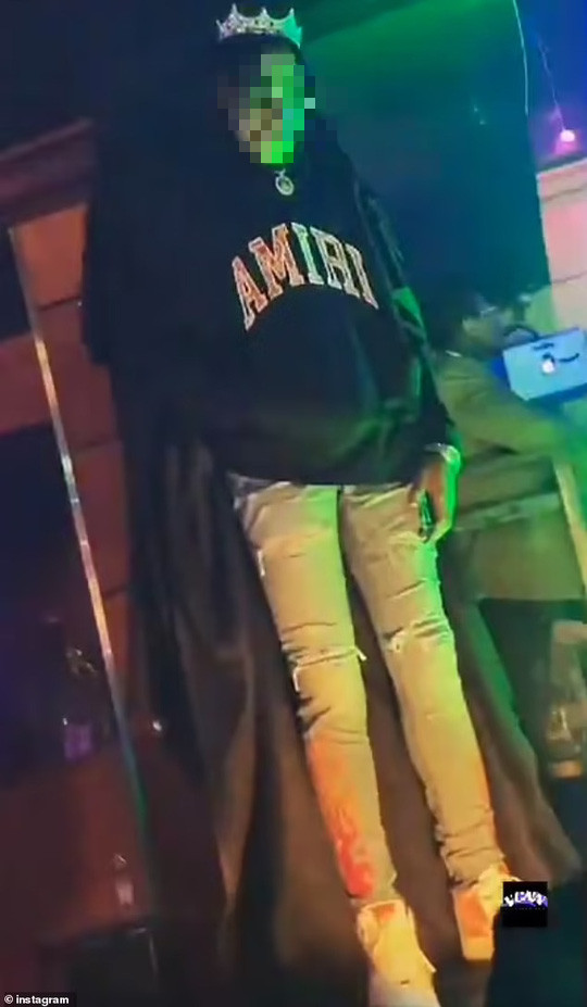 Kinh hoàng tang lễ của nam nghệ sĩ tại quán bar: Thi thể được đưa lên sân khấu xập xình tiếng nhạc? Ảnh 5