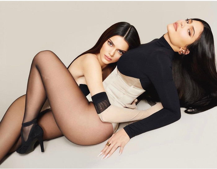 Kendall - Kylie diện đồ rách bươm sexy 'hết nước chấm' khoe body đỉnh hết phần thiên hạ Ảnh 5