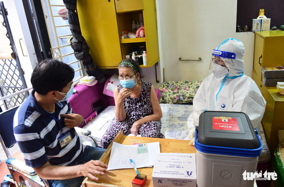 TP.HCM tổ chức tiêm vắc xin tại nhà - Ảnh: DUYÊN PHAN