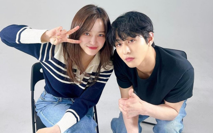 Hẹn Hò Chốn Công Sở: Ahn Hyo Seop giở trò đụng chạm Kim Se Jeong ở hậu trường, chưa kể còn làm nũng Ảnh 2