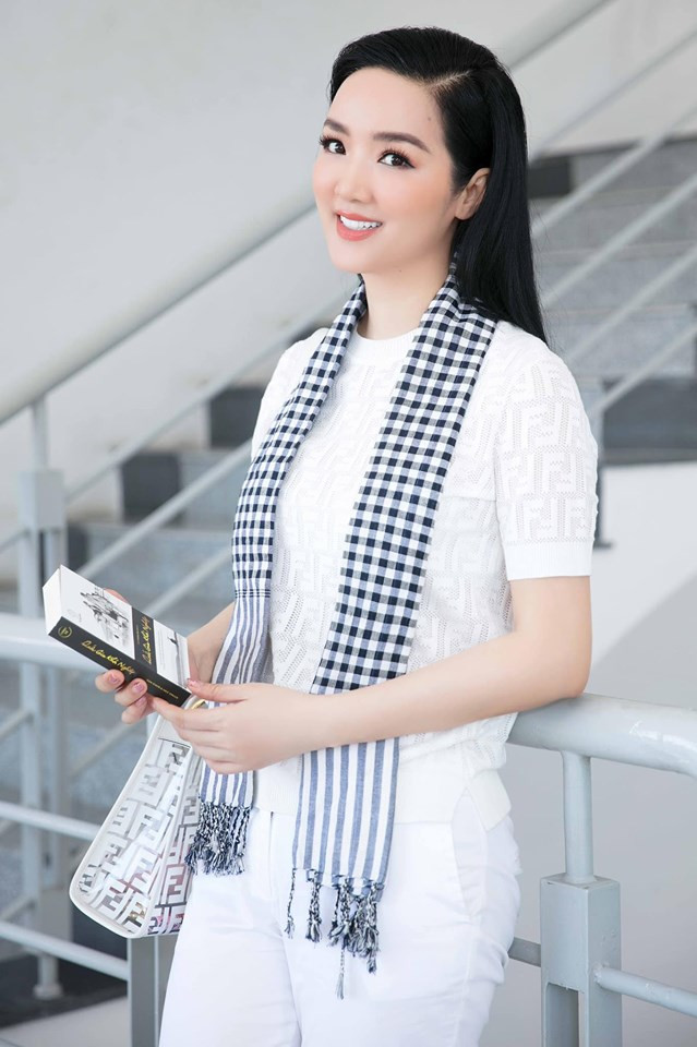 Cô được mệnh danh là 'Hoa hậu độc nhất vô nhị' của showbiz Việt.