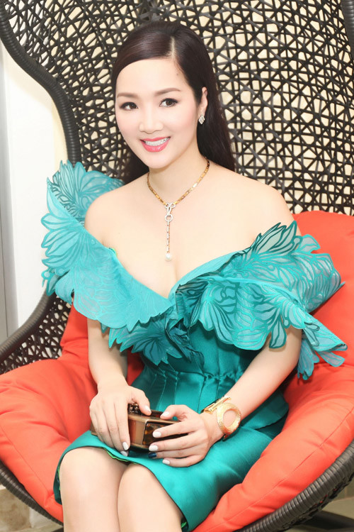 Giáng My có đôi mắt to, đuôi mắt dài và có nét cười tươi tắn.