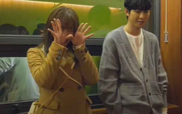 Kim Se Jeong đã rơi nước mắt khi nghe câu chuyện của nhân vật Kang Tae Moo (do Ahn Hyo Seop thủ vai).