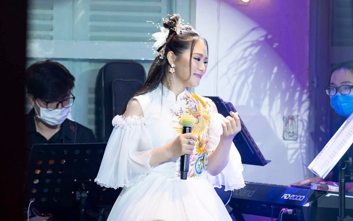 Lương Bích Hữu nhận về loạt chê bai khi hát tiếng Hoa, đã vậy trang phục còn như phim chưởng! Ảnh 2