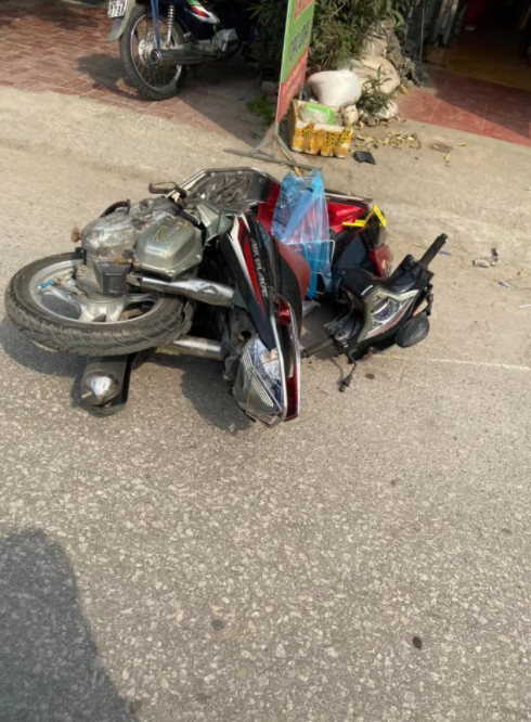 Đang dừng xe bên lê đường, người đàn ông bất ngờ bị ôtô lao tới 'ủi bay', văng xa cả mét Ảnh 1