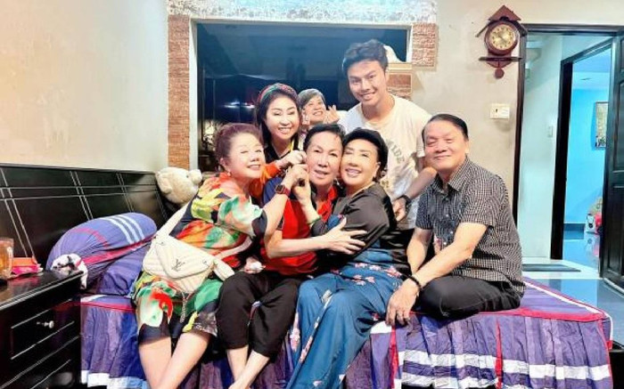 Đồng nghiệp đến thăm 'Ông hoàng cải lương Hồ Quảng' Vũ Linh, thần sắc ra sao sau bạo bệnh? Ảnh 2