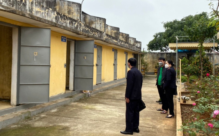 Nghi phạm dùng quần treo cổ ngay tại phòng tạm giữ Ảnh 2