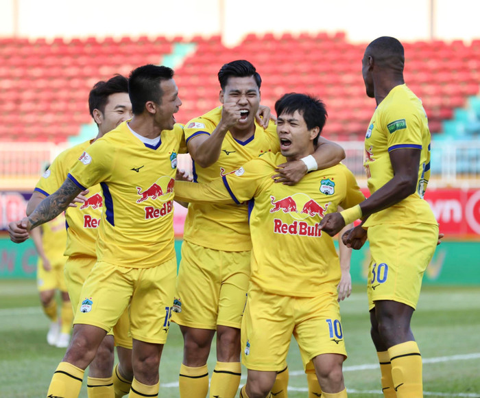 CLB HAGL đón khán trận gặp Hà Tĩnh và bán vé AFC Champions League 2022 cho người hâm mộ.