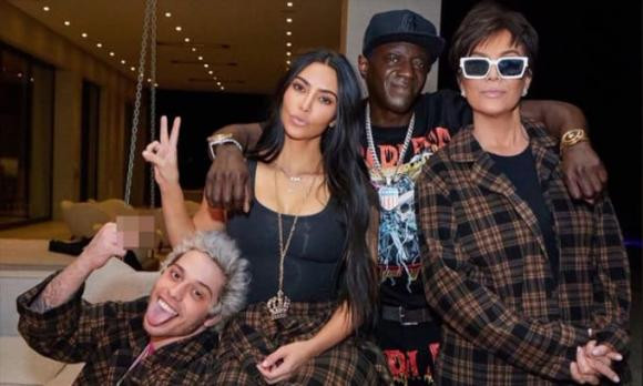Bà Kris Jenner đã chủ động tổ chức sinh nhật cho bạn trai của con gái vào tháng 11 năm ngoái, đây là lần đầu tiên Kim và tình trẻ công khai xuất hiện chung một khung hình