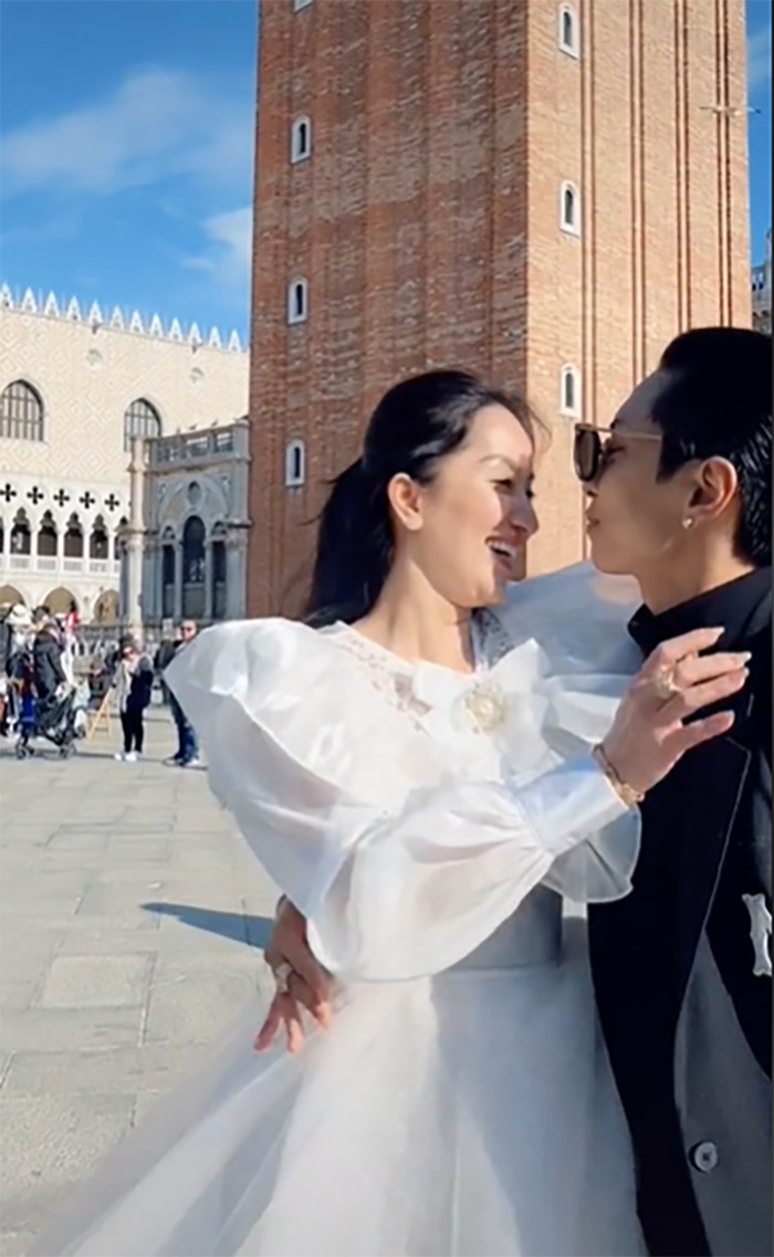 Màn 'ôm vào lòng' khiến khán giả ngưỡng mộ của cặp đôi.