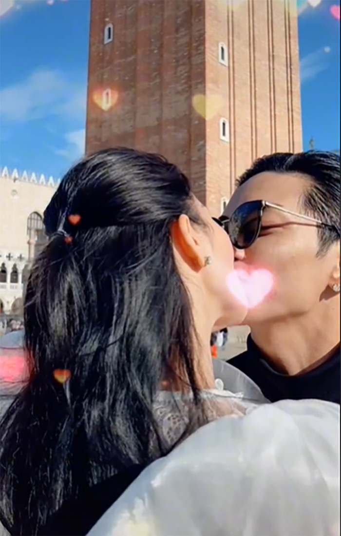 Màn 'khóa môi' vô cùng ngọt ngào ở cuối clip.