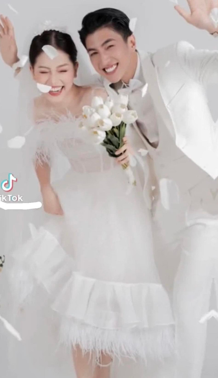 Chú rể bảnh bao với vest còn cô dâu khoe nhan sắc xinh đẹp khi diện váy cưới được thiết kế tinh tế, hiện đại.