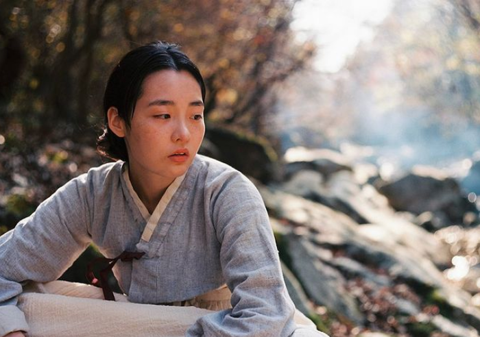 Nữ chính Kim Min Ha thừa nhận áp lực khi đóng cảnh nóng cùng Lee Min Ho.