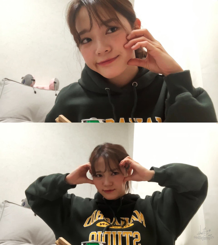 Kim Se Jeong tại buổi livestream mới đây.