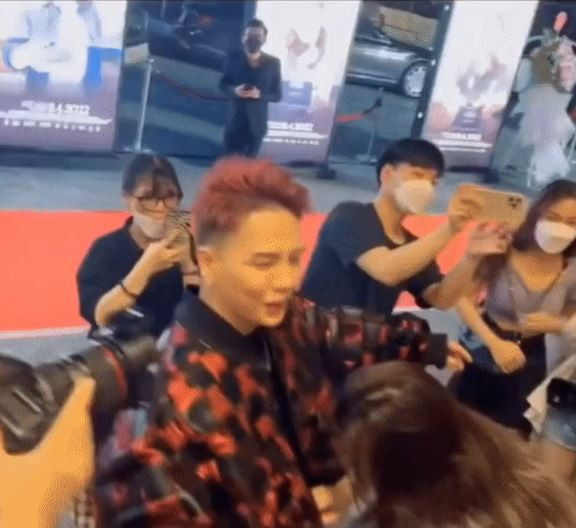 Đứng trước hàng loạt ống kính, nam diễn viên chỉ đành bất lực kêu cứu: 'Từ từ đợi em, em bị tụt quần, em bị tụt quần'