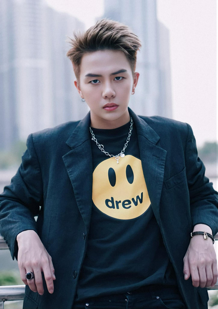 Duy Khánh sinh năm 1995, là nam diễn viên trẻ nhân được sự mến mộ và yêu thích từ khán giả bởi tính cách tinh nghịch, hài hước