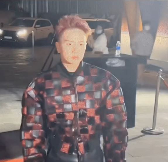 Trước khi sự cố xảy ra, Duy Khánh vẫn còn tỏ ra lạnh lùng để chụp ảnh