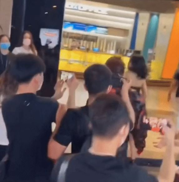 Sau khi khắc phục xong sự cố ngoài ý muốn, Duy Khánh sải bước nhanh để tiến vào hội trường