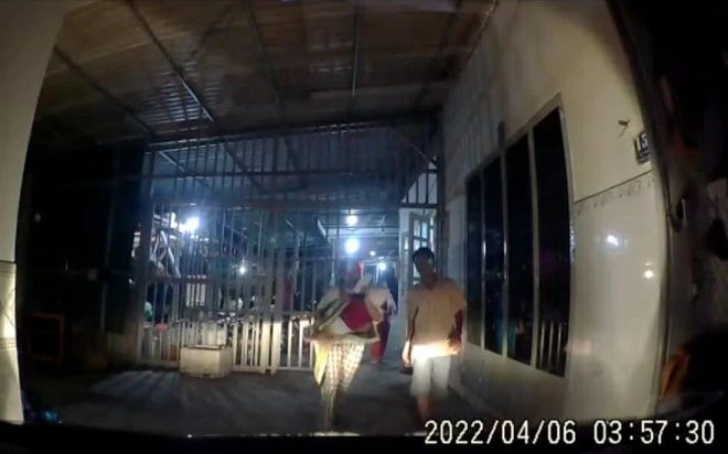 Cuốc xe 'đặc biệt' giữa đêm của tài xế taxi, xúc động câu nói thô nhưng đậm tình người Ảnh 2