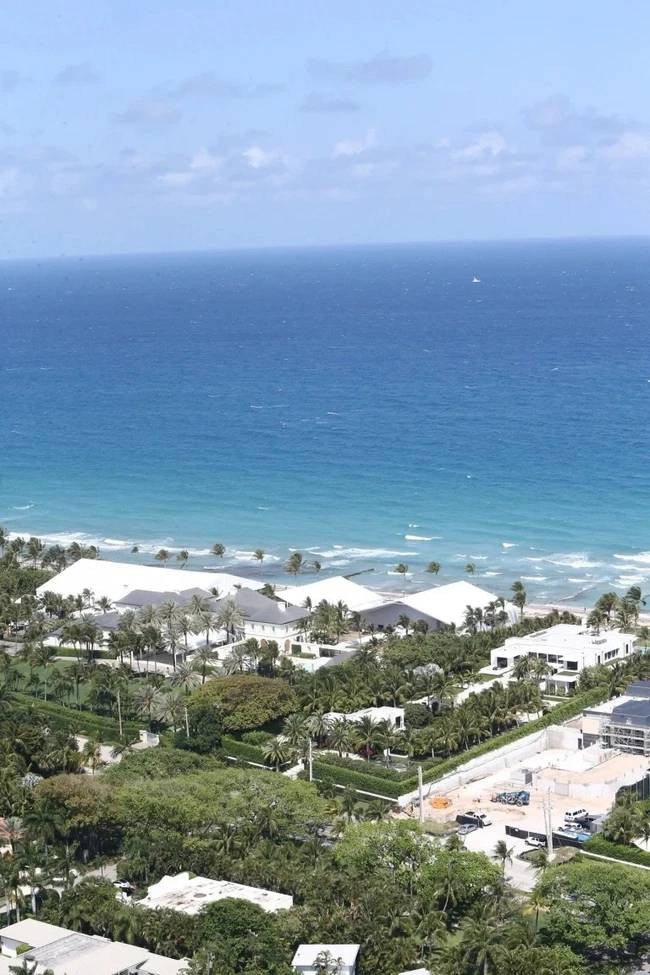 Khu vực tổ chức đám cưới với bờ biển trải dài. 