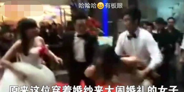 Hai cô gái mặc váy cưới lao vào đánh nhau tới tấp. (Ảnh: Sohu)&nbsp;