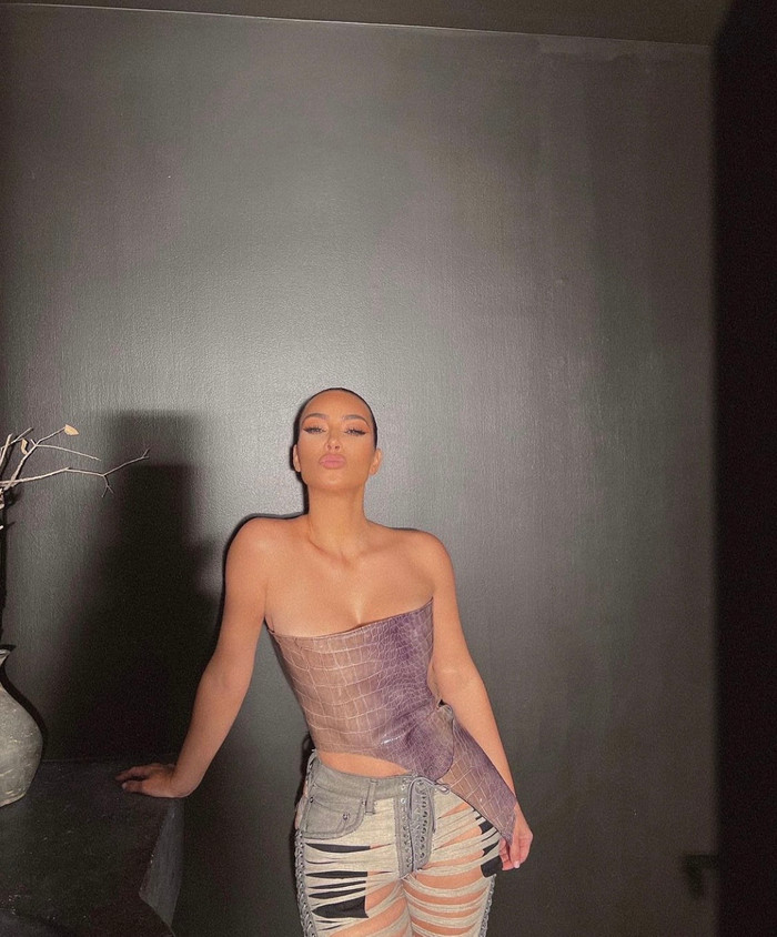 Trong một số góc máy hiểm hóc, vùng nhạy cảm xém tí là lộ hết trước 'bàn dân thiên hạ'. Được nâng đỡ bởi các đường thắt dây, chiếc quần rách đã vượt cảnh giới hở bạo.