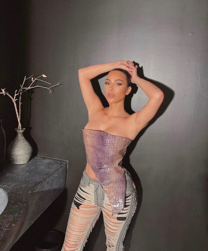 Kim Kardashian tạo ra hình ảnh mới cho items quốc dân. Rách không lối thoát kiểu này chắc chỉ mình nữ siêu mẫu đu nổi.