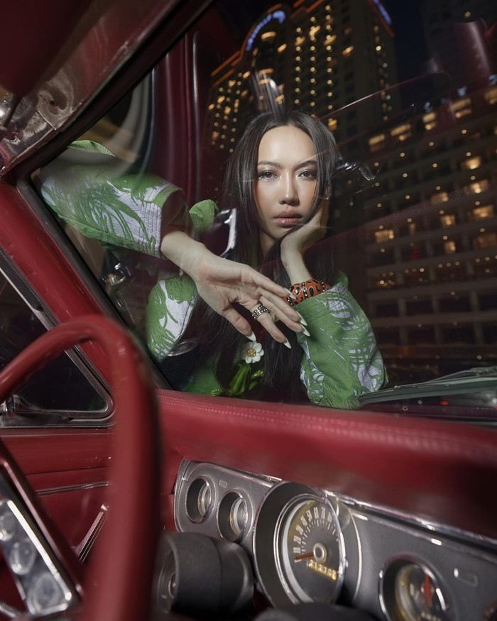 Layout make-up nhẹ nhàng nhưng sắc xảo đến mê, kiểu trang điểm này làm Diệu Nhi 'nổi bần bật' giữa phố thị. 