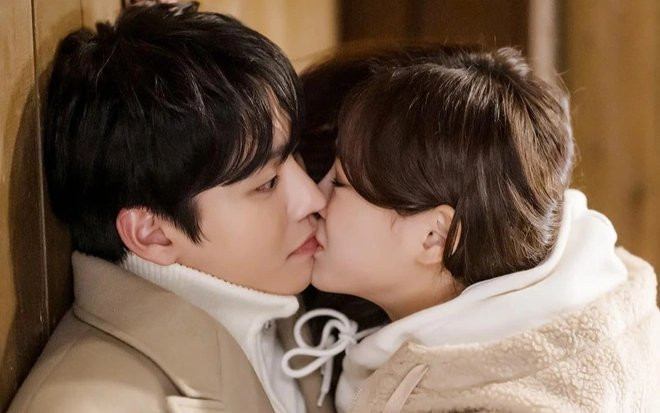 Hẹn Hò Chốn Công Sở: Kim Se Jeong thừa nhận không dám xem lại cảnh nóng đóng với Ahn Hyo Seop Ảnh 2