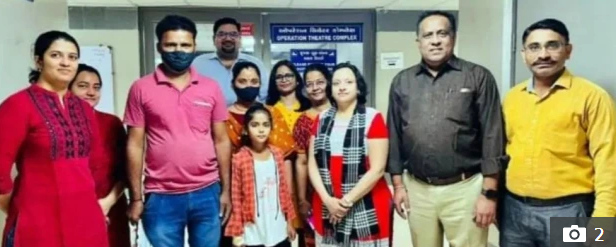  Bé Nancy Yadav và gia đình cùng ekip bác sĩ điều trị cho em.