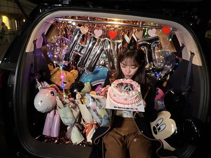 Se Jeong chụp ảnh kỷ niệm khi Hẹn Hò Chốn Công Sở kết thúc.