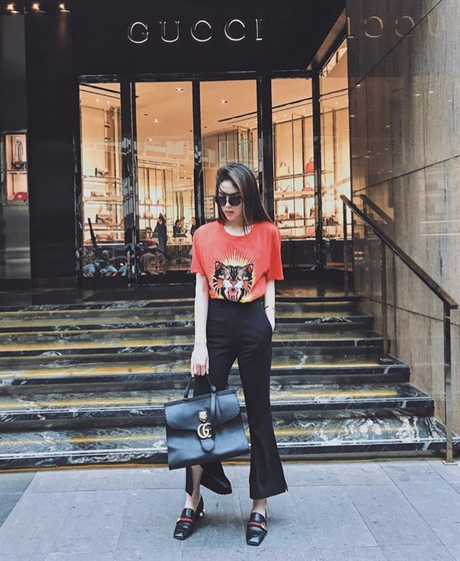  Hoa hậu rất chuộng thương hiệu Gucci và thường xuyên diện xuống phố.