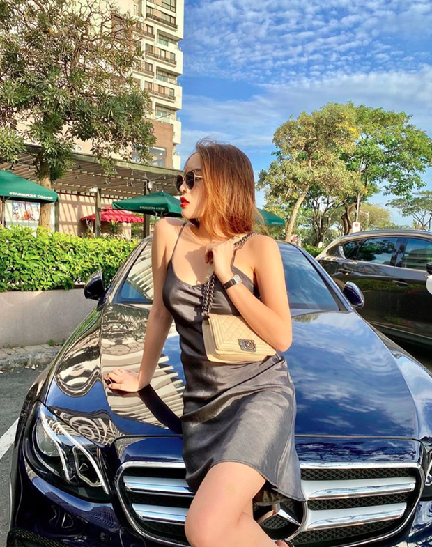 'Xế hộp' màu đen của nàng hậu có giá hơn 3 tỷ đồng.