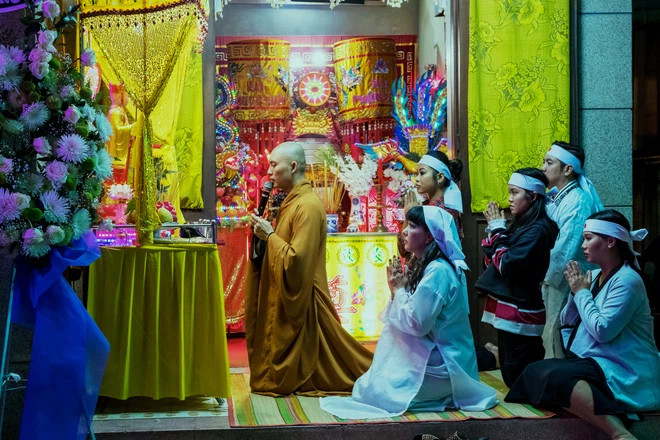 Đêm Tối Rực Rỡ: Chạm đến trái tim người xem bằng nội dung quá đời, phim hay nhưng còn đầy lỗi Ảnh 2