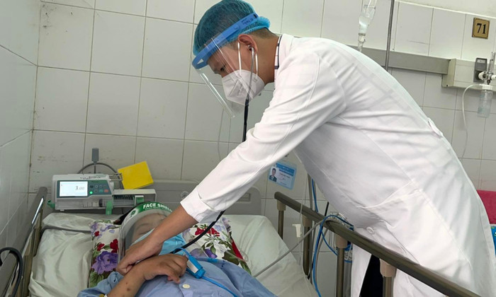 Bác sĩ thăm khám cho bệnh nhân. (Ảnh: BVCC).