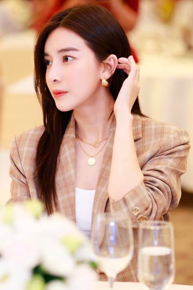 Qua những khung hình có thể thấy, Cao Thái Hà với nhan sắc cực xinh đẹp với thần thái tươi tắn và rạng rỡ. 