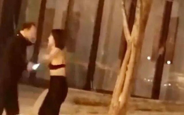 Người phụ nữ cởi áo ngoài, mặc mỗi nội y để cầu xin sự tha thứ của chồng gây tranh cãi Ảnh 2