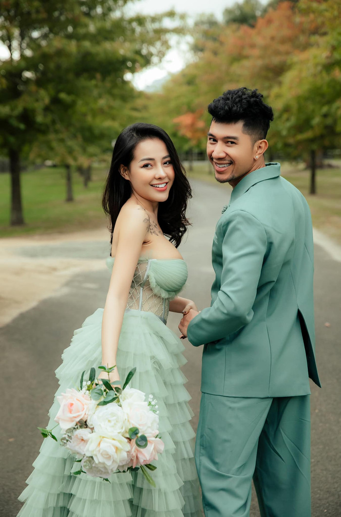 'Cảnh chụp này ở Melbourne - Australia vào lúc 18h, không makeup, không dự định, không chuẩn bị ekip, không lên kế hoạch, thứ mà chúng mình chuẩn bị kỹ nhất là một tình yêu từ trước đó', Lương Bằng Quang chia sẻ