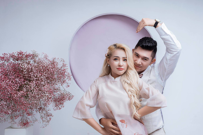 Kể từ khi hẹn hò với nam nhạc sĩ, Ngân 98 đã tiết chế phong cách gợi cảm và trở nên dịu dàng và đằm thắm hơn