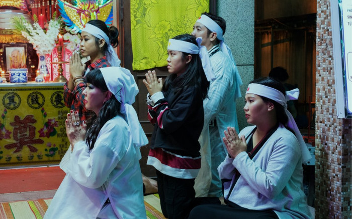 Đêm Tối Rực Rỡ không chỉ khoét sâu vào thói sĩ diện hão mà còn là thông điệp về nạn bạo hành gia đình Ảnh 2