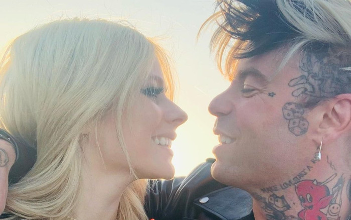 'Nữ hoàng nhạc Pop punk' Avril Lavigne khoe nhẫn cưới cùng bạn trai kém tuổi Ảnh 2