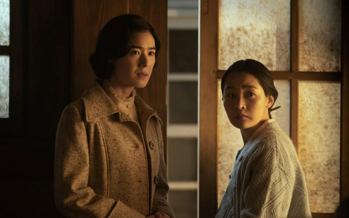 Pachinko tập 5: Lee Min Ho bất lực nhìn người yêu bán đi tín vật tình yêu của cả hai để cứu chồng Ảnh 2