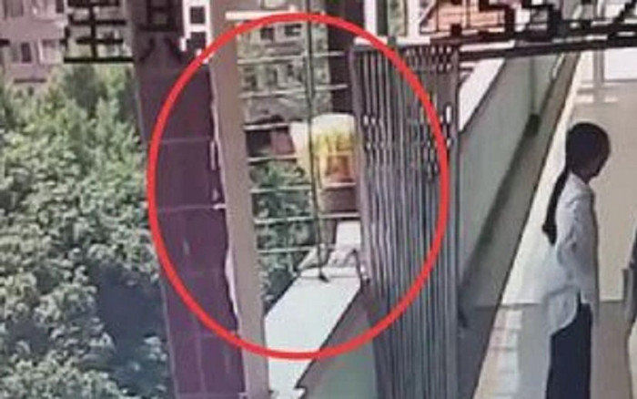 Đang trong lớp học, nam sinh lớp 6 bất ngờ chạy ra ngoài lan can rồi nhảy lầu Ảnh 2