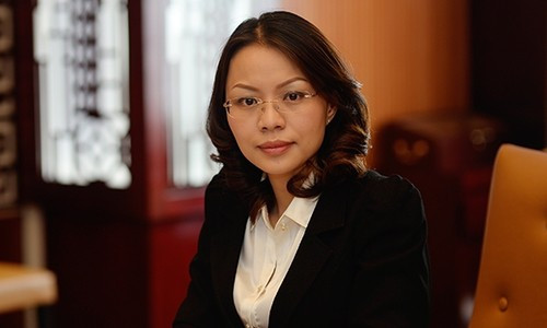 hó chủ tịch tập đoàn FLC Hương Trần Kiều Dung bị bắt tạm giam để điều tra liên quan đến tội thao túng thị trường chứng khoán của ông Trịnh Văn Quyết.