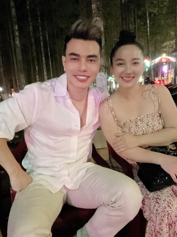 Quỳnh Quỳnh đã ở bên cạnh nam diễn viên từ khi anh bắt đầu sự nghiệp với hai bàn tay trắng. Nhìn vào sự nỗ lực của cặp đôi để gây dựng sự nghiệp như hiện tại khiến dân tình không khỏi ngưỡng mộ