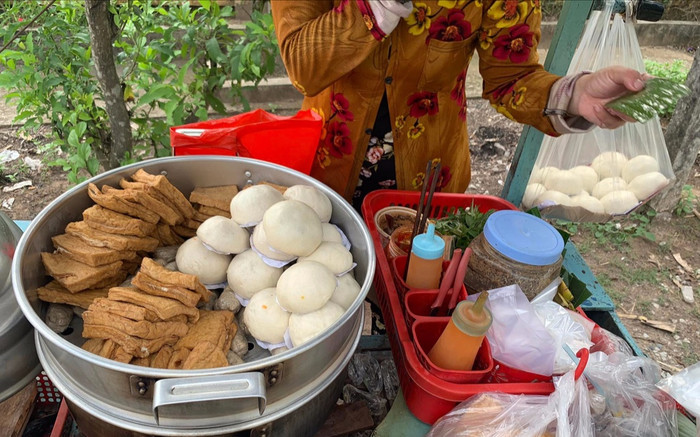 Lạ kì 'đậu hủ hấp rau răm': Món ăn dân giã mà gây nghiện! Ảnh 2