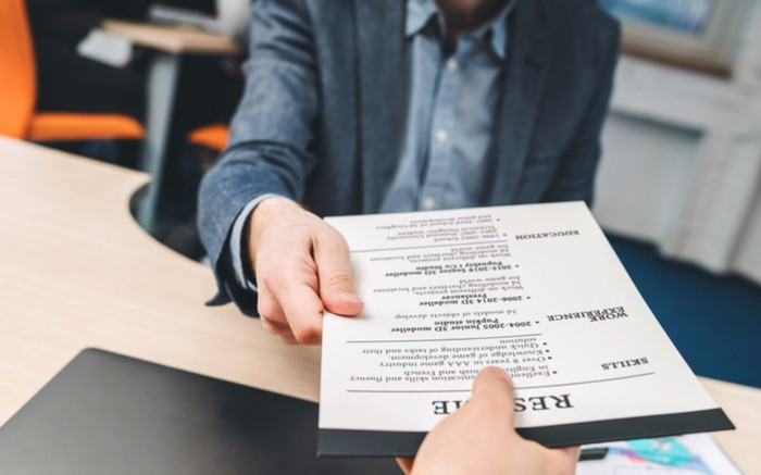 Tranh cãi chuyện ứng viên 2K3 bị từ chối công việc, rep mail vỏn vẹn hai chữ 'Dạ chê!' Ảnh 2